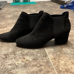 Womens size 6 1/2 - 7 short boot